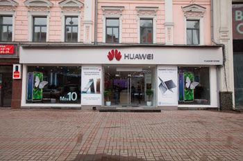 В центре столицы распахнул двери новый фирменный магазин Huawei 30 марта