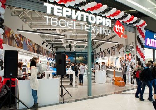 Впервые в мире презентовано уникальное техно-платье на открытии магазина TTT.ua