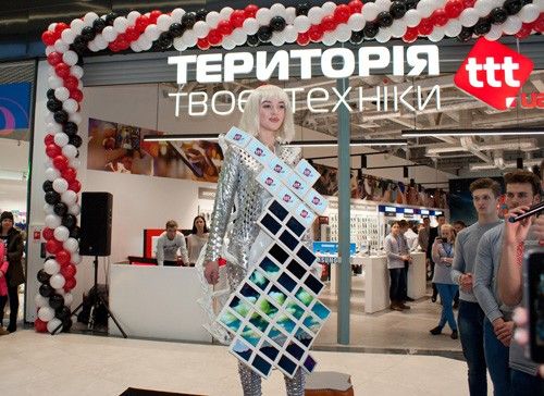 На открытии магазина сети ttt.ua показали платье со встроенными дисплеями от украинских разработчиков